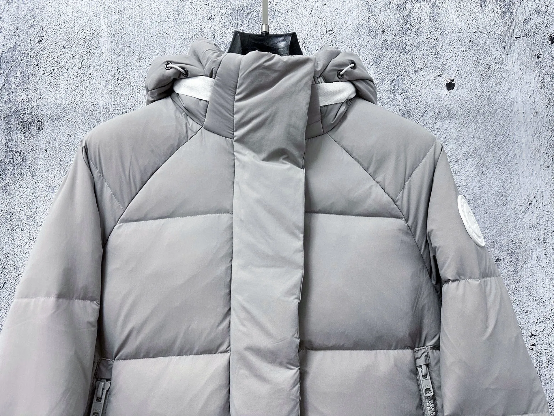 [𝗖𝗔𝗡𝗔𝗗𝗔 𝗚𝗢𝗢𝗦𝗘] Capsule Series Macaron Color White Label Fabric: Made of CORDURA gray cloth imported from Du Pont of the United States, soft Endura Luxe fabric, which enhances the durability of easy-to-wear parts, is lightweight and durable; the inner liner is made of T anti-velvet gallbladder, which is comfortable and soft, and does not rip through velvet. : Equipped with a detachable hood, which can be adjusted in two directions, and is also filled with down, which brings greater softness and wrapping around the head and neck, and is full of warmth. This parka has White trim on the back and around it, and the hardware locks are all original and custom-made, complementing the soft fabric color. Goose logo: The new Series silicone material logo on the official website, non-embroidered logo. Length: Fit hip-length. Size：XS-L